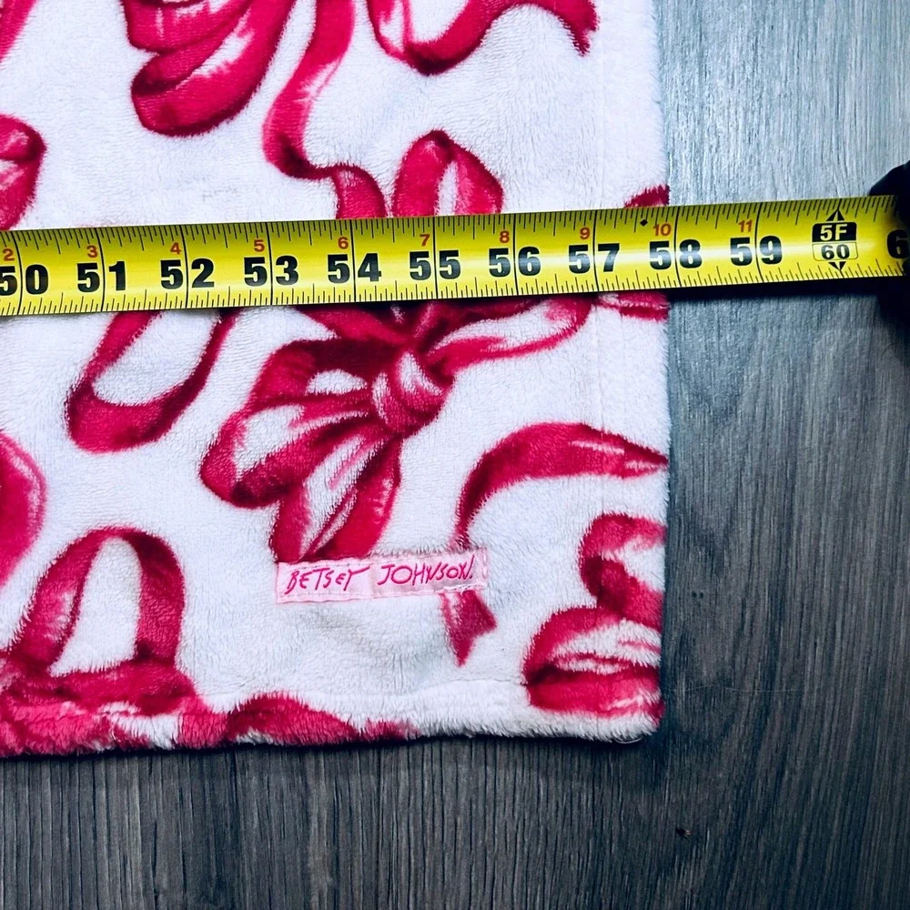 Betsey Johnson Pink White Bow Throw Blanket Plush Coquette Cozy Valentine 58x83